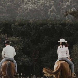 Külön napi kreatív esküvői videó készítése egy lovas tanyán